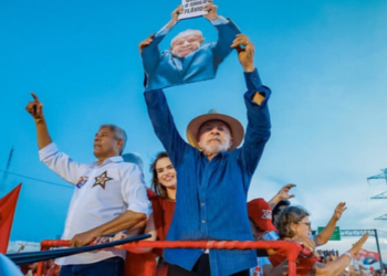 Lula condiciona participação no último debate presidencial à quebra de sigilos de Flávio Bolsonaro e familiares. Encontro está marcado para sexta-feira (23).
