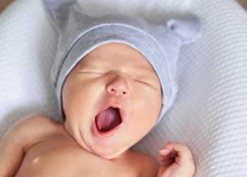 Sonhar com bebê significa gravidez? Descubra as interpretações de sonhar com bebê no colo, chorando, sorrindo ou dormindo e o que cada sonho simboliza.