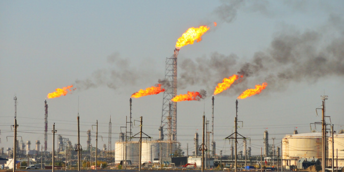 Preço do gás natural supera 97 euros na Europa e atinge maior nível desde 2022. Estoques baixos e tensões no Oriente Médio preocupam antes do inverno.