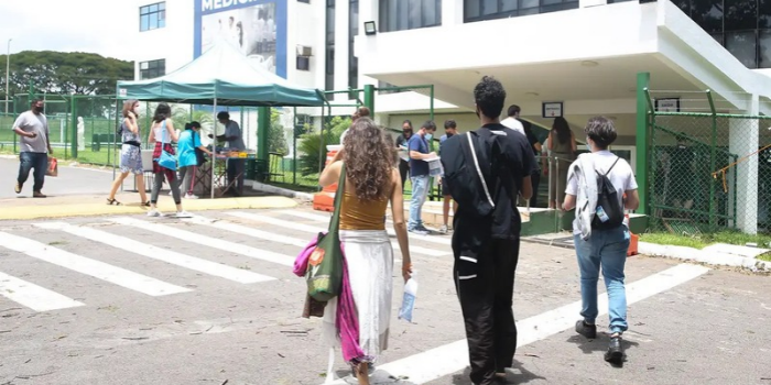 Fies 2026 abre 50 mil vagas remanescentes para faculdades particulares. Inscrições vão até 3 de novembro. Veja requisitos, calendário e como participar.