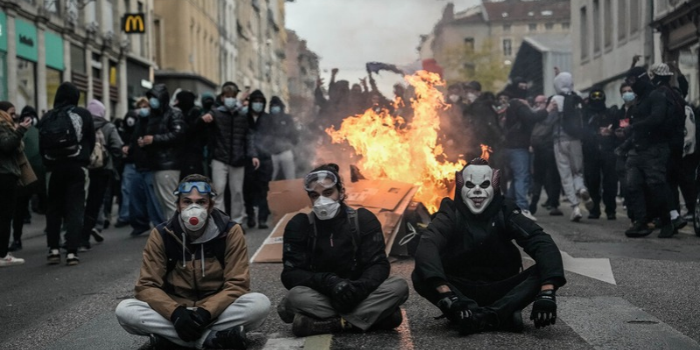 Governo francês teria pedido preparativos para bloquear TikTok, Instagram, Snapchat e X durante protestos. Operadoras questionaram legalidade da medida.