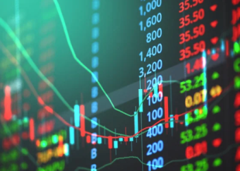 Bolsa brasileira aciona circuit breaker após queda de 10% nesta segunda (26). Ibovespa chega a recuar 17,34% e dólar atinge R$ 5,60 após eleição.