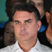 Flávio Bolsonaro afirma que foi intimado pela PF a entregar passaportes e está proibido de sair do Brasil após derrota para Lula. Entenda o caso.