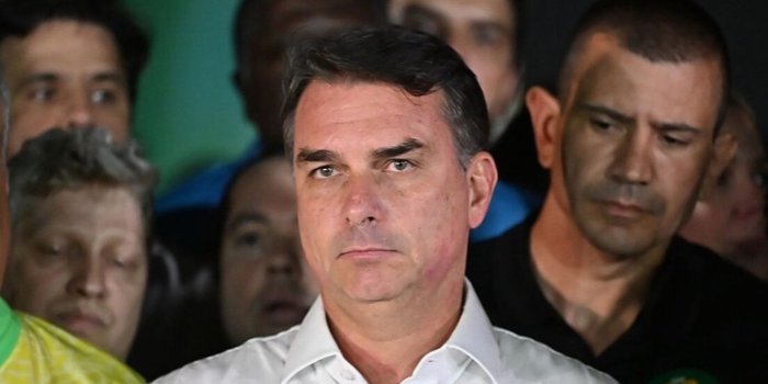Flávio Bolsonaro afirma que foi intimado pela PF a entregar passaportes e está proibido de sair do Brasil após derrota para Lula. Entenda o caso.