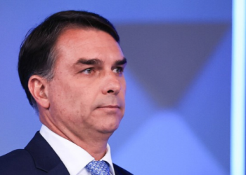PF consulta autoridades da Argentina para verificar possível viagem de Flávio Bolsonaro aos EUA após ordem de Moraes. Rogério Marinho nega saída do Brasil.