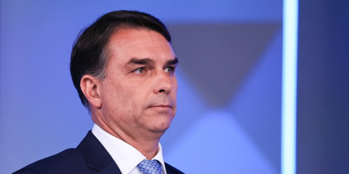 PF consulta autoridades da Argentina para verificar possível viagem de Flávio Bolsonaro aos EUA após ordem de Moraes. Rogério Marinho nega saída do Brasil.