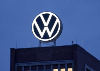 Volkswagen estuda adotar tecnologia chinesa em até 75% dos futuros modelos na Europa, reduzindo espaço da Rivian e buscando economia de € 5 bilhões.