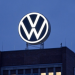 Volkswagen estuda adotar tecnologia chinesa em até 75% dos futuros modelos na Europa, reduzindo espaço da Rivian e buscando economia de € 5 bilhões.