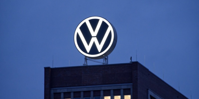 Volkswagen estuda adotar tecnologia chinesa em até 75% dos futuros modelos na Europa, reduzindo espaço da Rivian e buscando economia de € 5 bilhões.