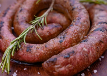 Anvisa suspende venda e consumo de lote de linguiça KF Embutidos após detectar bactéria Listeria monocytogenes. Veja o lote afetado e os riscos.