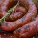 Anvisa suspende venda e consumo de lote de linguiça KF Embutidos após detectar bactéria Listeria monocytogenes. Veja o lote afetado e os riscos.