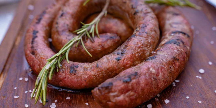 Anvisa suspende venda e consumo de lote de linguiça KF Embutidos após detectar bactéria Listeria monocytogenes. Veja o lote afetado e os riscos.
