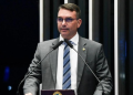 Flávio Bolsonaro teria viajado aos EUA após suposta ordem do STF para entregar passaportes. Entenda a investigação e a repercussão política.