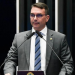 Flávio Bolsonaro teria viajado aos EUA após suposta ordem do STF para entregar passaportes. Entenda a investigação e a repercussão política.