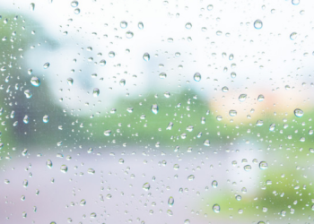 Chuvas intensas, rajadas de vento e raios colocam estados do Sudeste e Centro-Oeste em alerta, enquanto temperaturas elevadas persistem no Norte e Nordeste