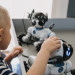 Pediatras alertam para riscos de brinquedos com inteligência artificial no desenvolvimento infantil, incluindo impactos emocionais, criatividade e privacidade.