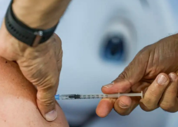 Vacinação contra meningite atinge 67% dos adolescentes no Brasil. Ministério da Saúde lança painel para ampliar cobertura da vacina meningocócica ACWY.