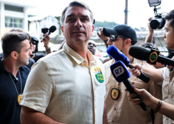 Voo particular de Flávio Bolsonaro aos EUA custou US$ 150 mil, segundo dono da Baires Fly. Empresário confirma pagamento, mas não revela quem financiou a viagem.
