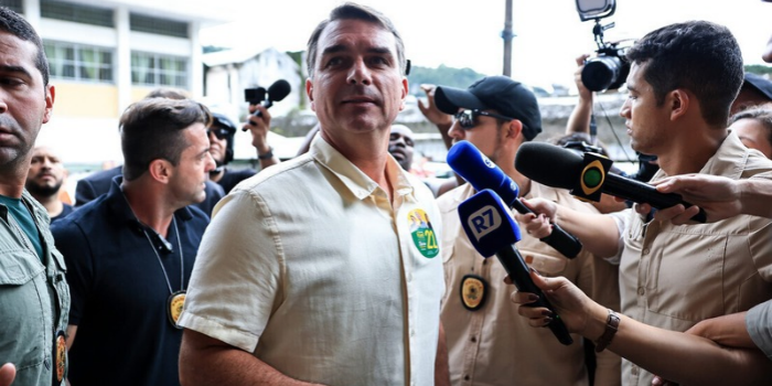 Voo particular de Flávio Bolsonaro aos EUA custou US$ 150 mil, segundo dono da Baires Fly. Empresário confirma pagamento, mas não revela quem financiou a viagem.