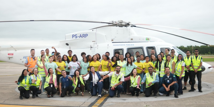 Projeto da ANAC leva 28 crianças e adolescentes de Macaé para conhecer profissões da aviação offshore e realizar o primeiro voo de helicóptero.