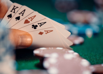 Saiba como jogar poker online grátis, entenda os torneios freeroll, conheça as regras do Texas Hold'em e veja dicas para iniciantes.