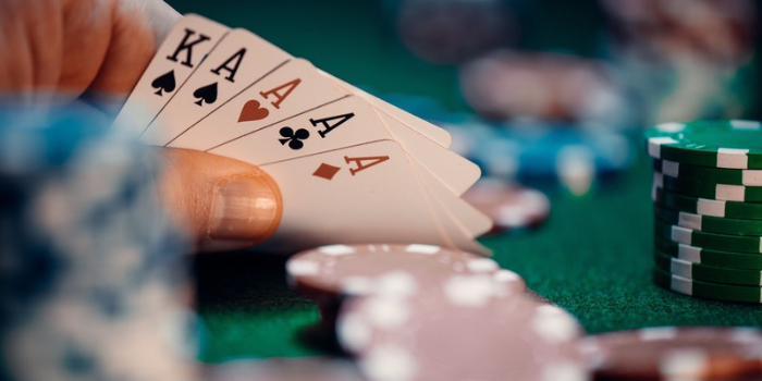Saiba como jogar poker online grátis, entenda os torneios freeroll, conheça as regras do Texas Hold'em e veja dicas para iniciantes.