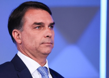 Ação popular apresentada à Justiça Federal do Rio pede suspensão do salário e de benefícios de Flávio Bolsonaro enquanto o senador estiver nos EUA.