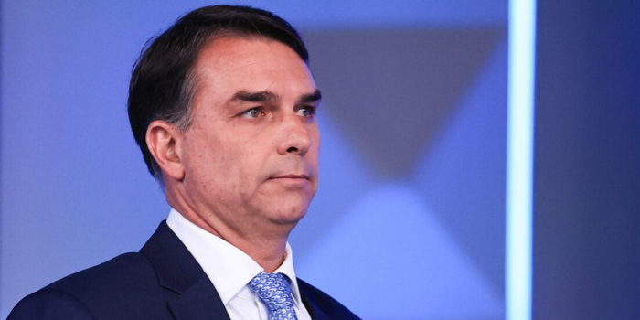 Ação popular apresentada à Justiça Federal do Rio pede suspensão do salário e de benefícios de Flávio Bolsonaro enquanto o senador estiver nos EUA.