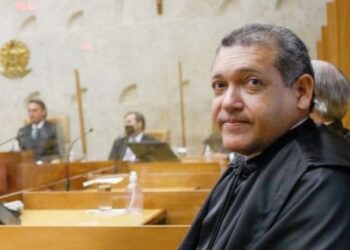 Canal de André Janones volta ao centro de disputa no TSE. Nunes Marques pede relatório técnico e reunião entre campanhas.