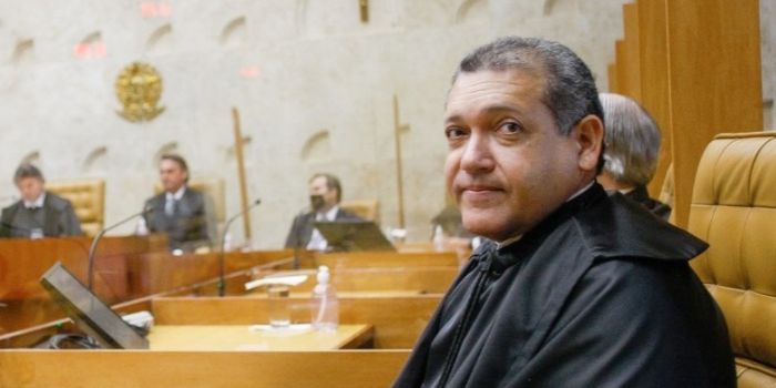Canal de André Janones volta ao centro de disputa no TSE. Nunes Marques pede relatório técnico e reunião entre campanhas.