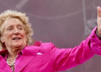 Rod Stewart durante apresentação no Festival de Glastonbury, na Inglaterra, em 2025. Foto: Harry Durrant/Getty Images. Imagem de arquivo.
