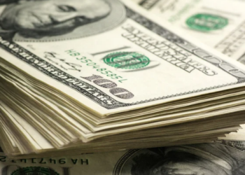 Mercado reage ao resultado do primeiro turno das eleições com dólar em forte queda e Ibovespa acima dos 200 mil pontos nesta segunda-feira.
