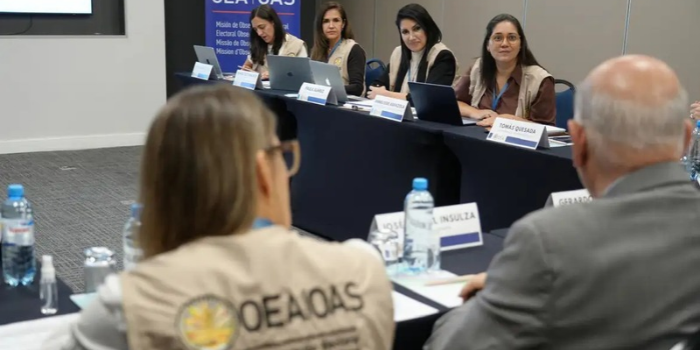 OEA considera eleições brasileiras pacíficas e destaca atuação da Justiça Eleitoral, mas aponta desafios relacionados à polarização, desinformação e inteligência artificial.
