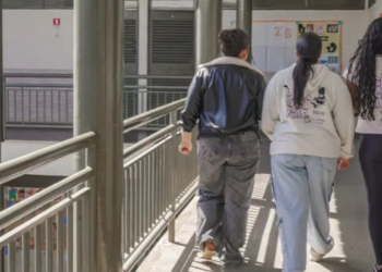 Faculdades têm até 7 de outubro para aderir às vagas remanescentes do Fies 2026. Inscrições dos estudantes acontecem de 26 de outubro a 3 de novembro.