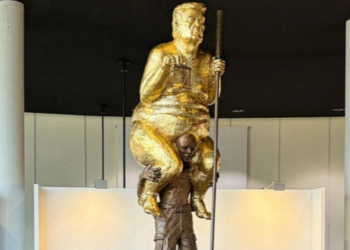 Estátua dourada que representa Donald Trump nu é instalada em Estrasburgo como protesto e chama atenção no Parlamento Europeu.