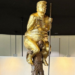 Estátua dourada que representa Donald Trump nu é instalada em Estrasburgo como protesto e chama atenção no Parlamento Europeu.