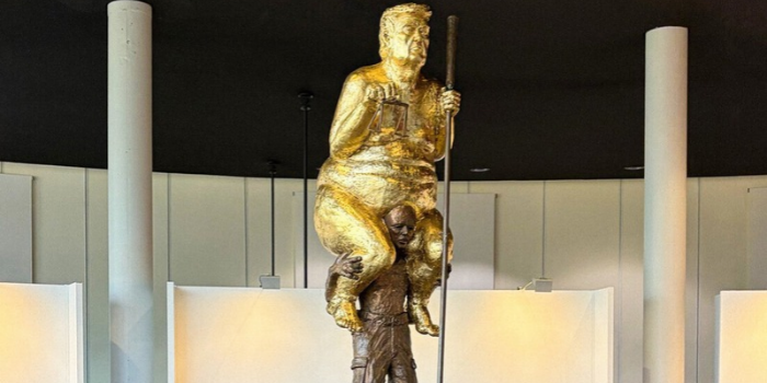 Estátua dourada que representa Donald Trump nu é instalada em Estrasburgo como protesto e chama atenção no Parlamento Europeu.