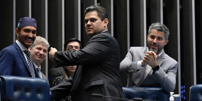 Fim da escala 6x1 pode ser votado no Senado em 15 de outubro. PEC prevê 40 horas semanais, dois dias de descanso e salário sem redução.