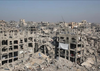 Guerra em Gaza completa três anos com mais de 74 mil palestinos mortos. Israel homenageia vítimas do Hamas enquanto ataques persistem apesar do cessar-fogo.