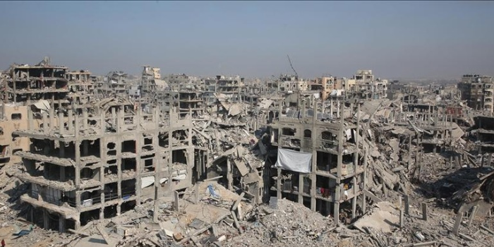 Guerra em Gaza completa três anos com mais de 74 mil palestinos mortos. Israel homenageia vítimas do Hamas enquanto ataques persistem apesar do cessar-fogo.