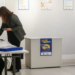 Segundo turno das eleições 2026 acontece domingo (25). Saiba quais documentos levar, como consultar o local de votação e as regras para celulares.