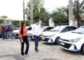 Prefeitura de Quissamã recebe nove veículos novos para reforçar saúde, educação e agricultura, incluindo ambulância, ônibus escolar e seis carros.