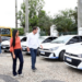 Prefeitura de Quissamã recebe nove veículos novos para reforçar saúde, educação e agricultura, incluindo ambulância, ônibus escolar e seis carros.