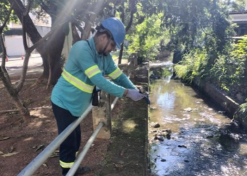 Pesquisadores da Fiocruz analisaram amostras de água de cinco rios e canais ligados à Baía de Guanabara e identificaram resíduos de cocaína com potencial de causar danos à vida aquática.