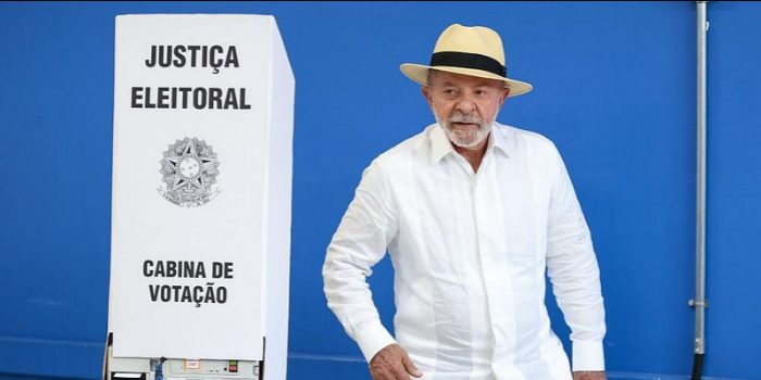 Presidente Lula vota na Escola Estadual João Firmino Correia de Araújo, em São Bernardo do Campo, neste domingo (25).
