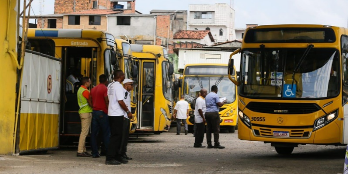 PT pede ao TSE votação até as 19h em São Paulo e na Bahia após denúncias de falta de ônibus. Justiça Eleitoral determina circulação integral da frota em Salvador.
