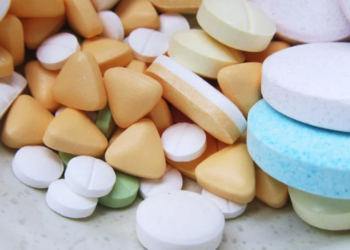 Anvisa alerta para os riscos da combinação entre medicamentos controlados e bebidas energéticas, que pode aumentar efeitos cardiovasculares e interferir no tratamento.
