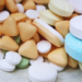 Anvisa alerta para os riscos da combinação entre medicamentos controlados e bebidas energéticas, que pode aumentar efeitos cardiovasculares e interferir no tratamento.