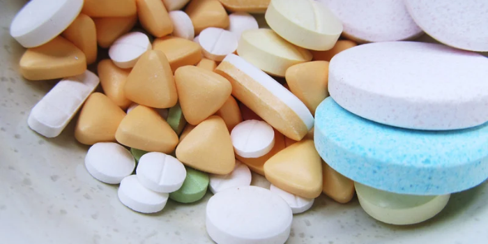 Anvisa alerta para os riscos da combinação entre medicamentos controlados e bebidas energéticas, que pode aumentar efeitos cardiovasculares e interferir no tratamento.