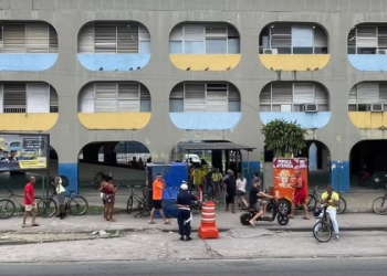 Ciep Custódio Siqueira, no Parque Calabouço, em Campos dos Goytacazes, registra grande movimentação de eleitores no segundo turno das eleições 2026.